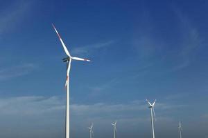 éolienne générant de l'électricité écologique photo