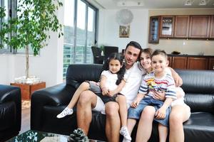 jeune famille à la maison photo