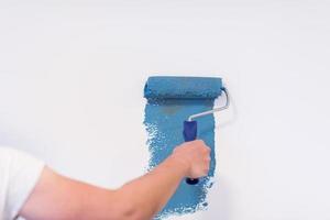 mur de peinture à la main du décorateur photo