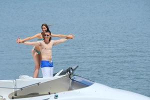 jeune couple sur yacht photo