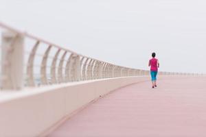 femme occupée à courir sur la promenade photo