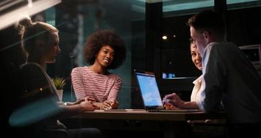 équipe commerciale de démarrage multiethnique au bureau de nuit photo