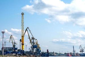 vue sur le port de commerce avec grues de chargement. photo