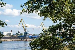 vue sur le port de commerce avec grues de chargement. photo