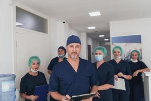 médecin orthopédiste travaillant avec son équipe multiethnique photo