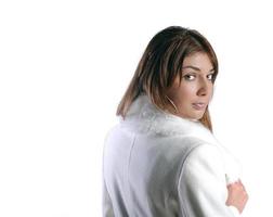 portrait isolé de belle femme dans un manteau d'hiver photo