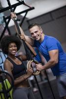 portrait d'un couple multiethnique après une séance d'entraînement au gymnase photo