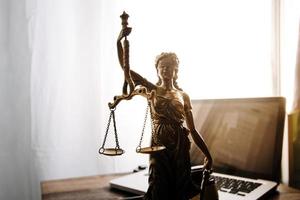 affaires et avocats discutant des documents contractuels avec une échelle en laiton sur le bureau au bureau. droit, services juridiques, conseils, image de concept de justice et de droit avec effet de grain de film photo