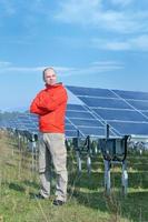 ingénieur de panneaux solaires masculins sur le lieu de travail photo