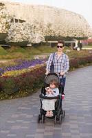 mère et fille dans un jardin fleuri photo