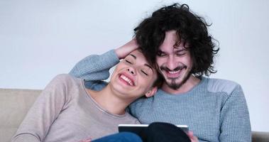 couple se détendre à la maison avec des tablettes photo