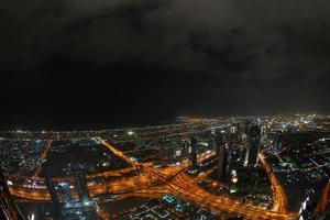 panorama du centre-ville de dubaï la nuit photo