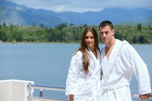 jeune couple sur yacht photo