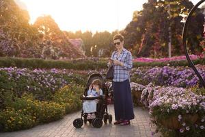 mère et fille dans un jardin fleuri photo