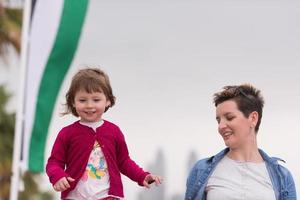 mère et jolie petite fille sur la promenade photo