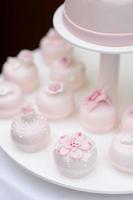 délicieux petits gâteaux de mariage rose