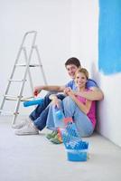 heureux jeune cople se détendre après avoir peint dans une nouvelle maison photo