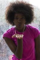 portrait de jeune femme afro-américaine dans la salle de gym tout en écoutant de la musique photo