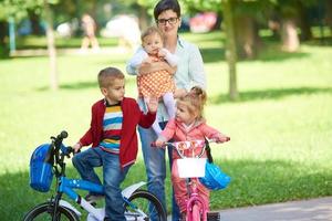 heureuse jeune famille dans le parc photo