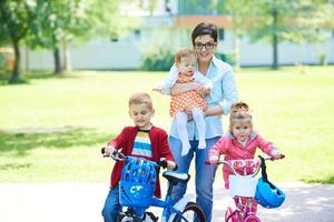 heureuse jeune famille dans le parc photo