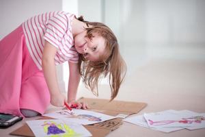 enfant jouant à la maison photo