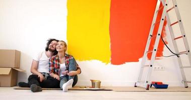 heureux jeune couple se détendre après la peinture photo