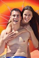 un couple heureux s'amuse sur la plage photo