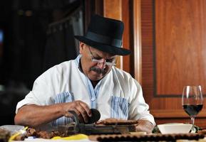 Homme fabriquant des cigares cubains faits à la main de luxe photo