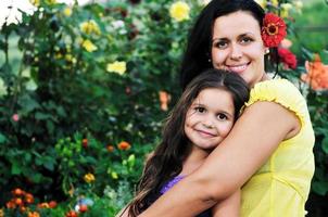 heureuse maman et fille en plein air photo