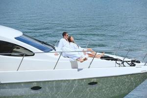 jeune couple sur yacht photo