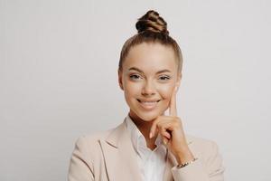 employé de bureau en costume beige se sentant heureux photo