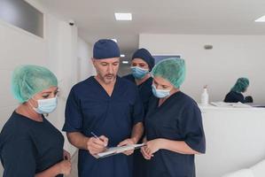 médecin orthopédiste travaillant avec son équipe multiethnique photo