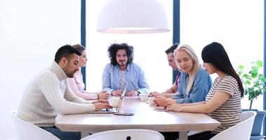 équipe commerciale de démarrage lors d'une réunion dans un immeuble de bureaux moderne photo