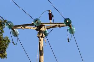fils électriques transportant du courant à haute tension. photo