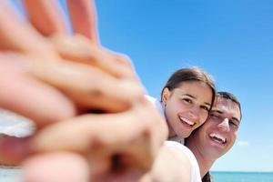 un couple heureux s'amuse sur la plage photo