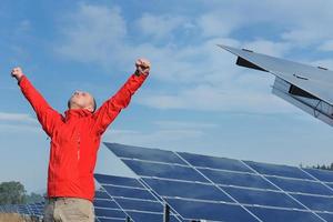 ingénieur de panneaux solaires masculins sur le lieu de travail photo