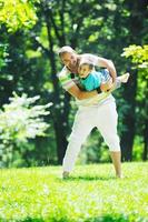 heureux père et fils s'amusent au parc photo