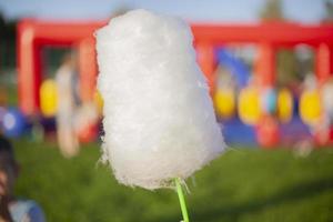 barbe à papa sur bâton. sucre blanc. manger à l'extérieur. rafraîchissements dans le parc. photo