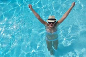 femme heureuse dans la piscine photo