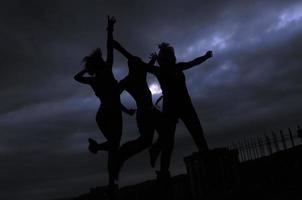 adolescents sautant dans les airs prêts pour la fête photo