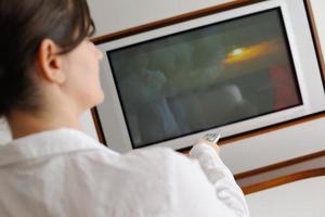 jeune femme regardant la télé à la maison photo