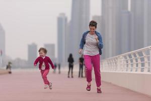 mère et jolie petite fille sur la promenade photo