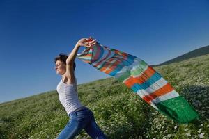 jeune femme dans un champ de blé en été photo