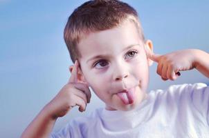 enfant profitant de l'extérieur photo