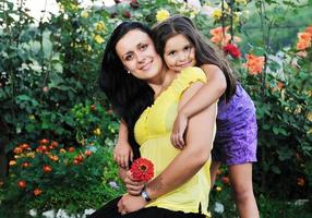 heureuse maman et fille en plein air photo