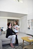 mère et fille à la maison faisant un traitement de beauté au masque facial photo