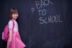 écolière, enfant, à, sac à dos, écriture, tableau photo