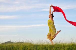 belle femme avec foulard rouge sur Prairie photo