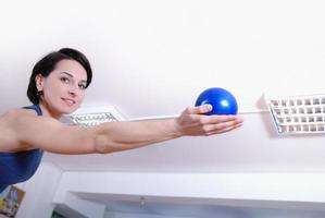 .heureuse jeune femme faisant de l'exercice dans une salle de sport photo