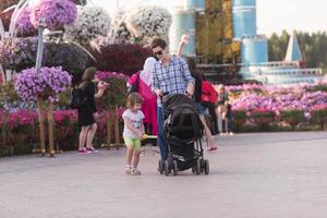 Dubaï, 2022 - mère et fille marchant dans un jardin fleuri photo